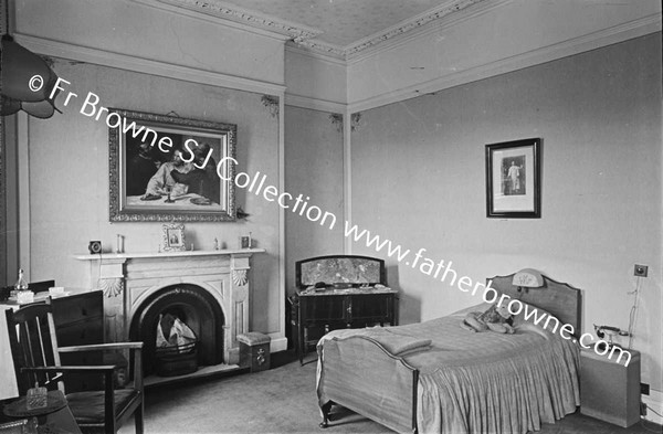 7 AILESBURY ROAD A E JONES MRIAI BEDROOM